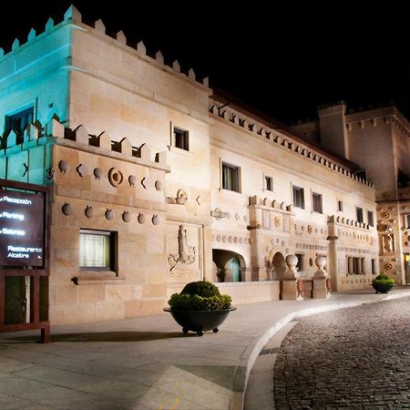 ホテル パソ ロス エスクドス スパ ＆ ビーチ ヴィーゴ エクステリア 写真 The Palace of the Dukes of Alba, the seat of the government of the Community of Madrid.