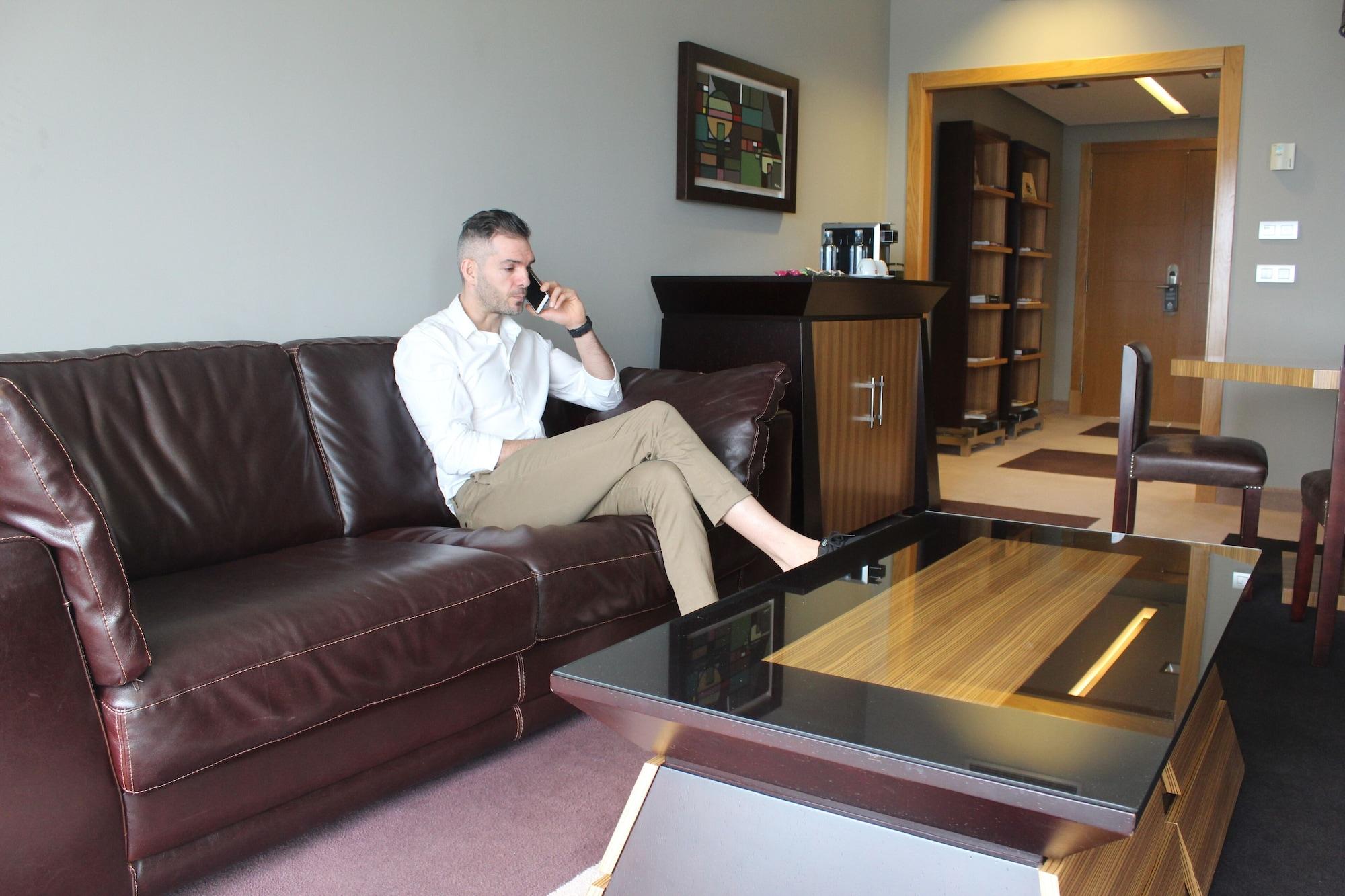 ホテル パソ ロス エスクドス スパ ＆ ビーチ ヴィーゴ エクステリア 写真 A man sitting on a sofa